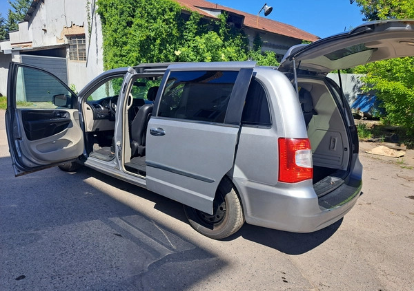 Chrysler Town &amp; Country cena 24000 przebieg: 212330, rok produkcji 2014 z Radom małe 172